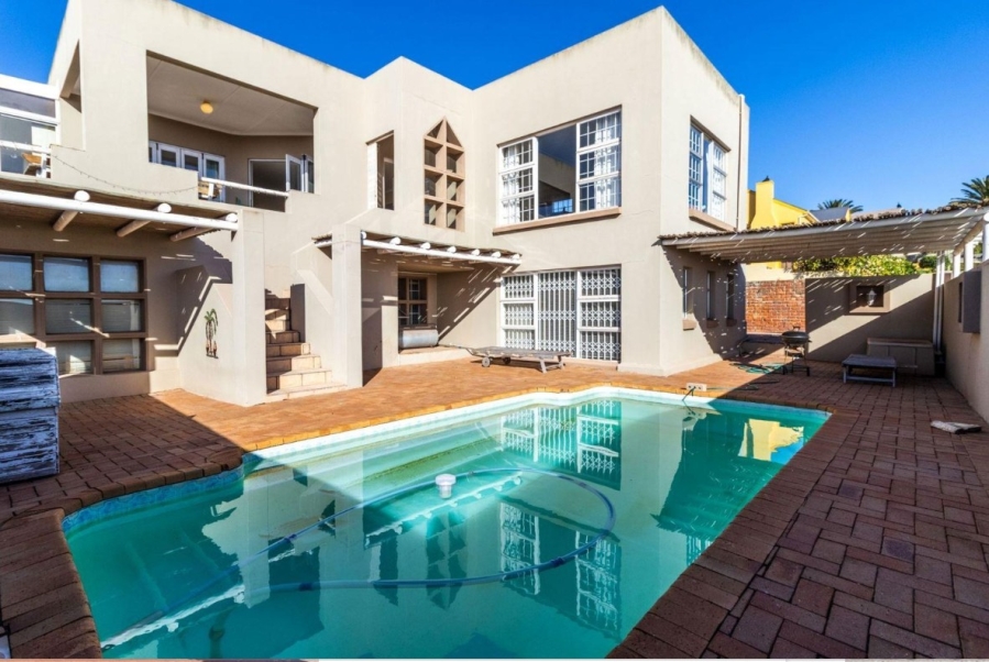 8 Bedroom Property for Sale in Middedorp Western Cape